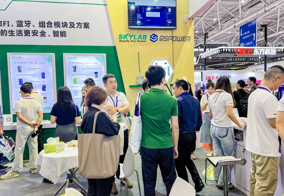 天工測控和微能信息展臺的眾多訪客.jpg