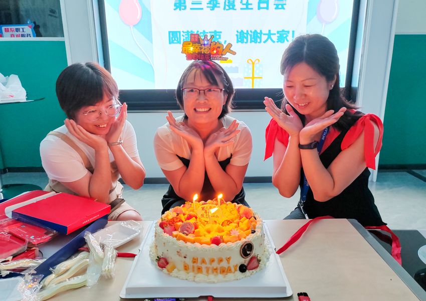 a帶生日帽.jpg
